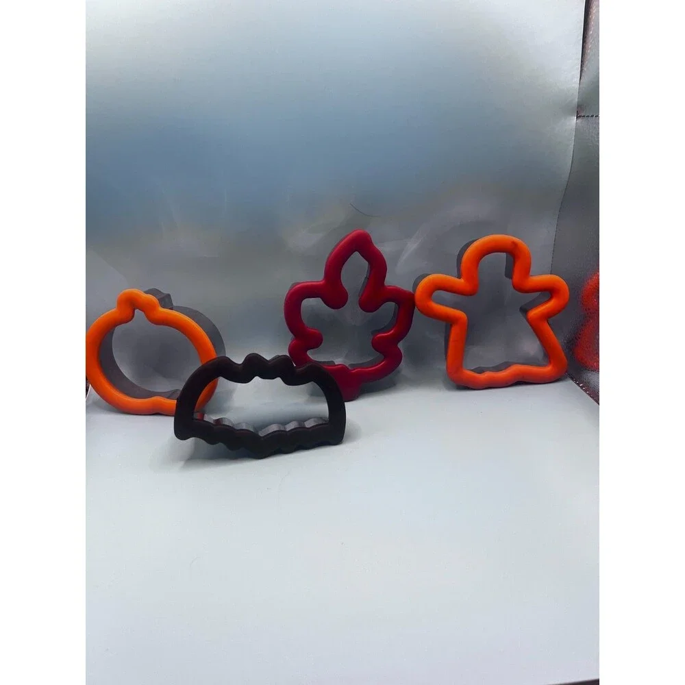 5- Wilton Halloween comfort grip cookie cutters